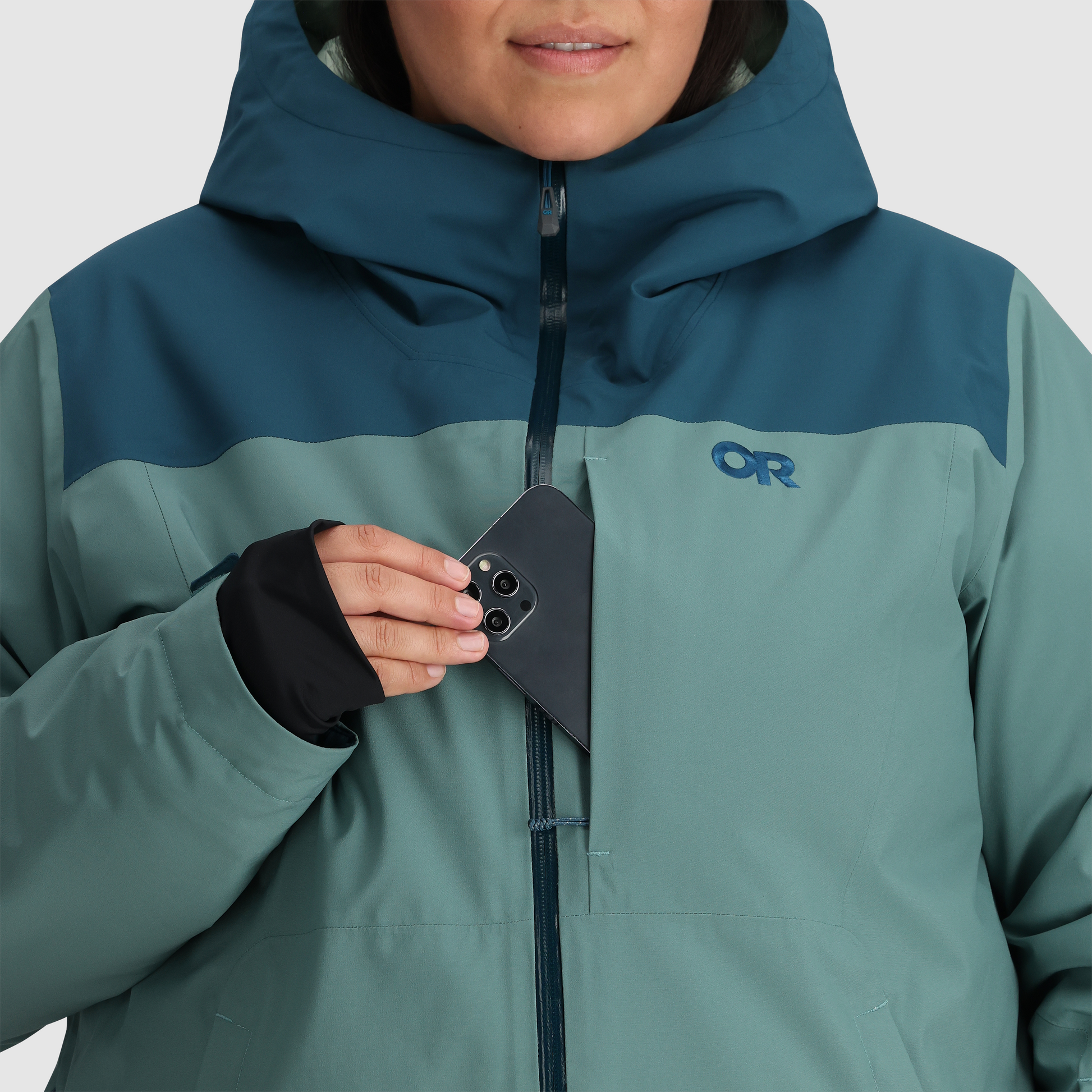 B10 :: Exterior Chest Pocket / Quickly access your phone, snacks, and other stored valuables in this quick-zip pocket.