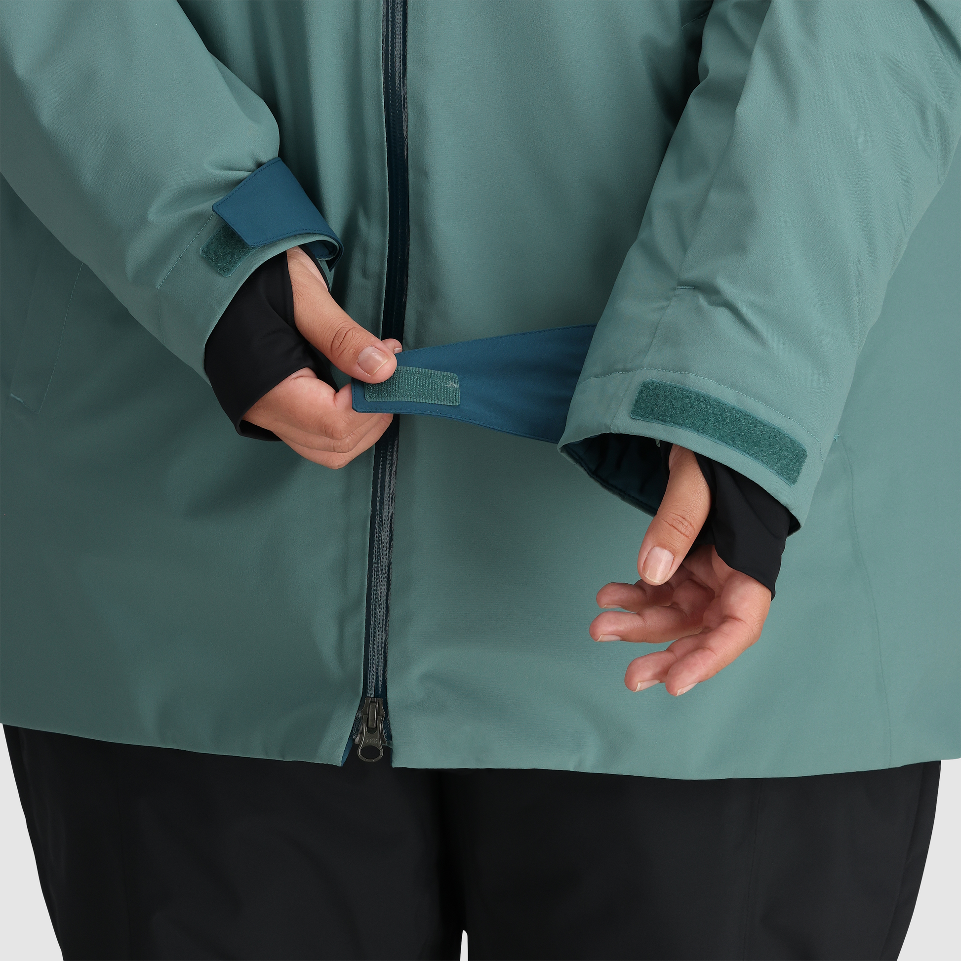 B15 :: Adjustable Cuffs / Easily adjustable wrist cuffs can be worn tight to seal out weather, or loosened up to accommodate large gloves.