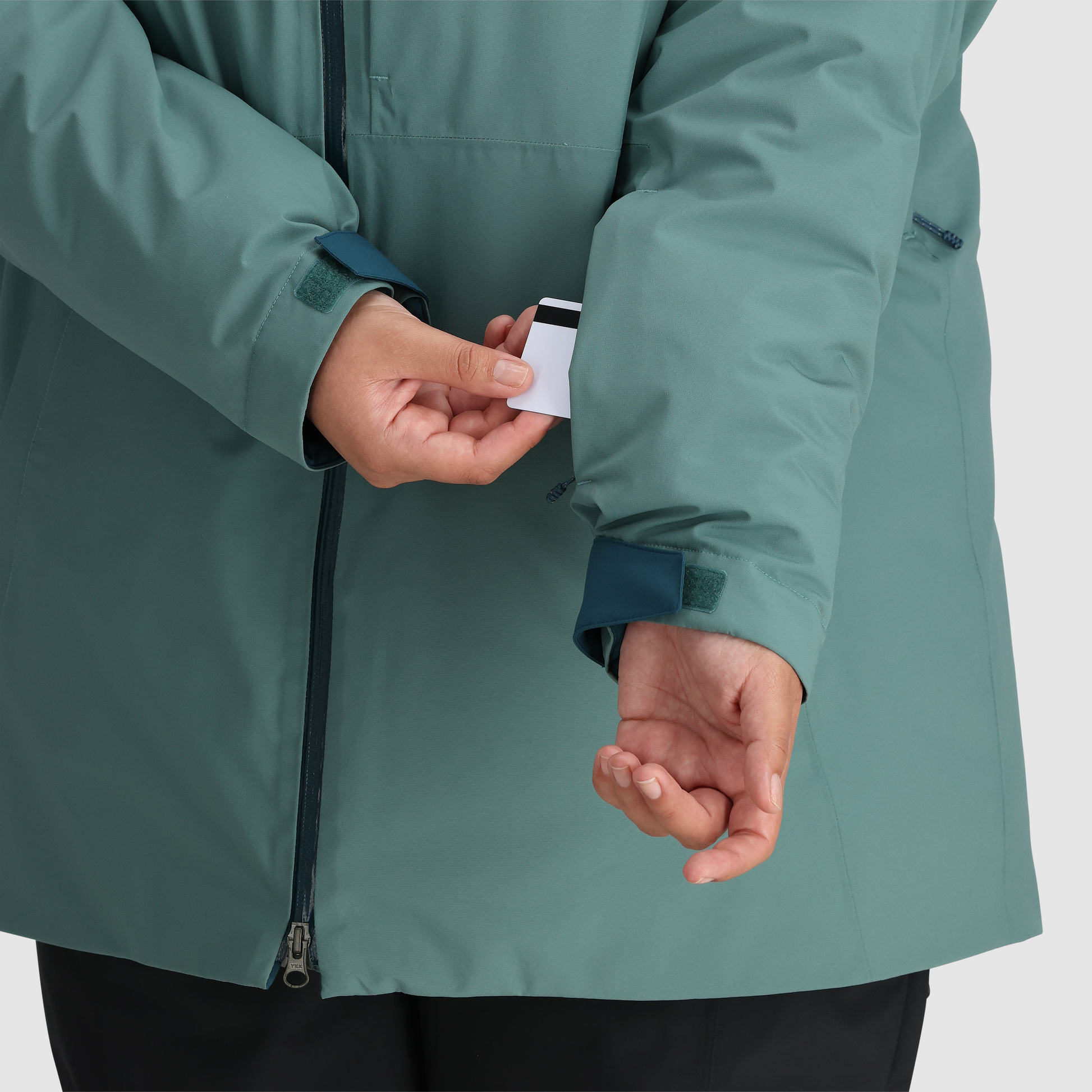 B17 :: Forearm Pass Pocket / Ride through the lift line without hesitation, thanks to this waterproof exterior pocket that keeps your ski resort pass close and scannable.