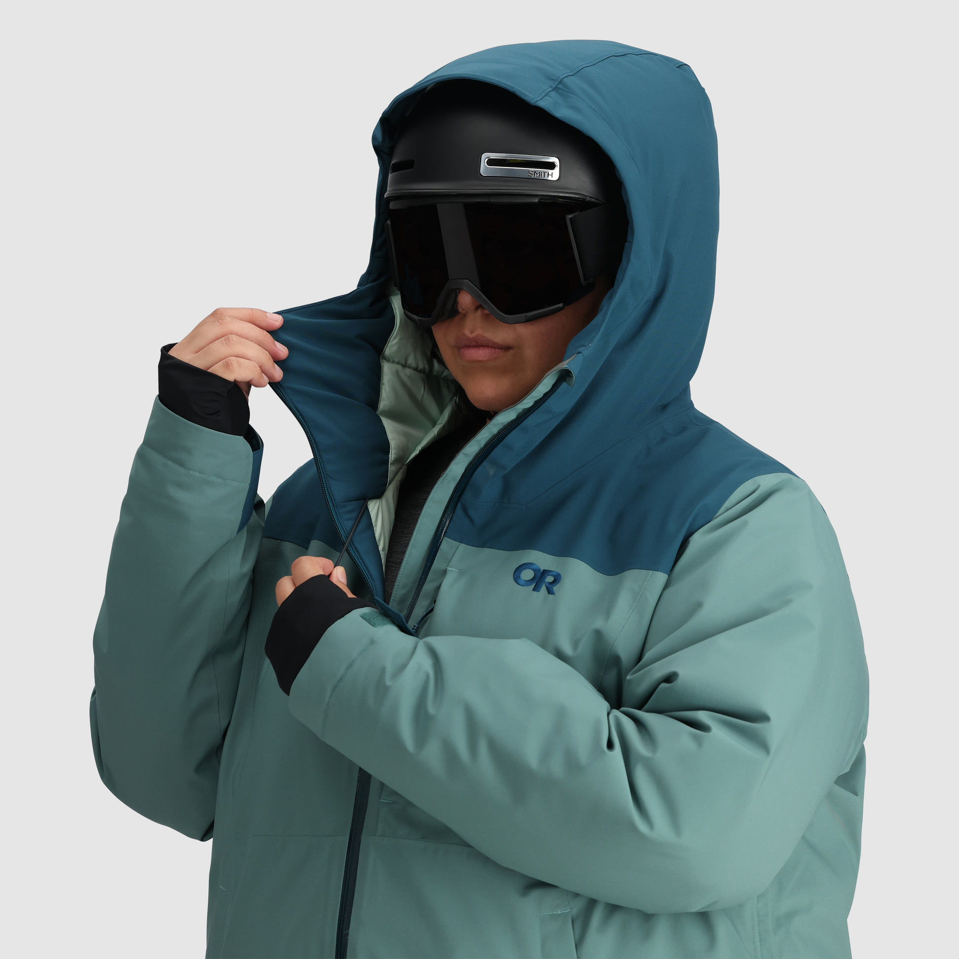 B4 :: Adjustable Hood / Front and back adjustments for a perfect fit.