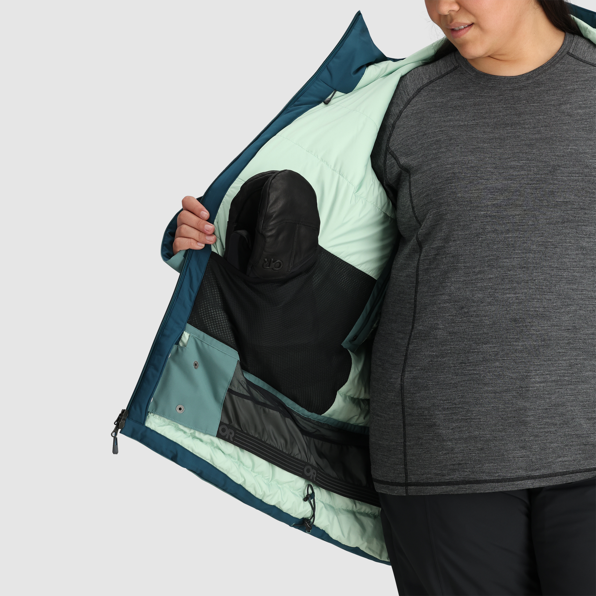 B8 :: Interior Stash Pocket / Stash your gloves, electronics, and other valuables in these hidden pockets to keep them warm and close at hand.