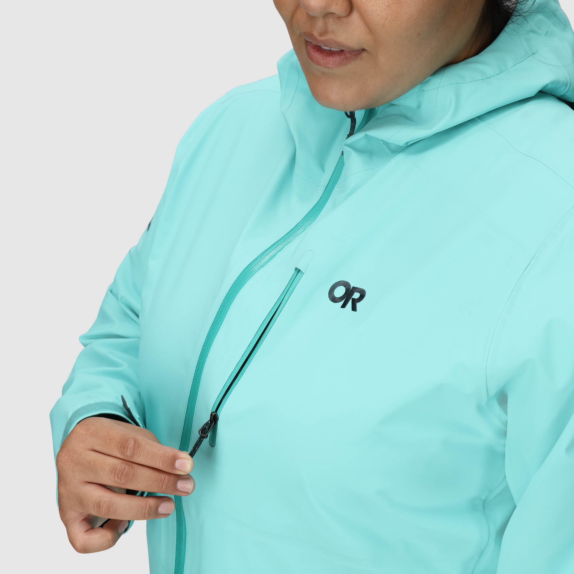B10 :: Exterior Chest Pocket / Quickly access your phone, snacks, and other stored valuables in this quick-zip pocket.