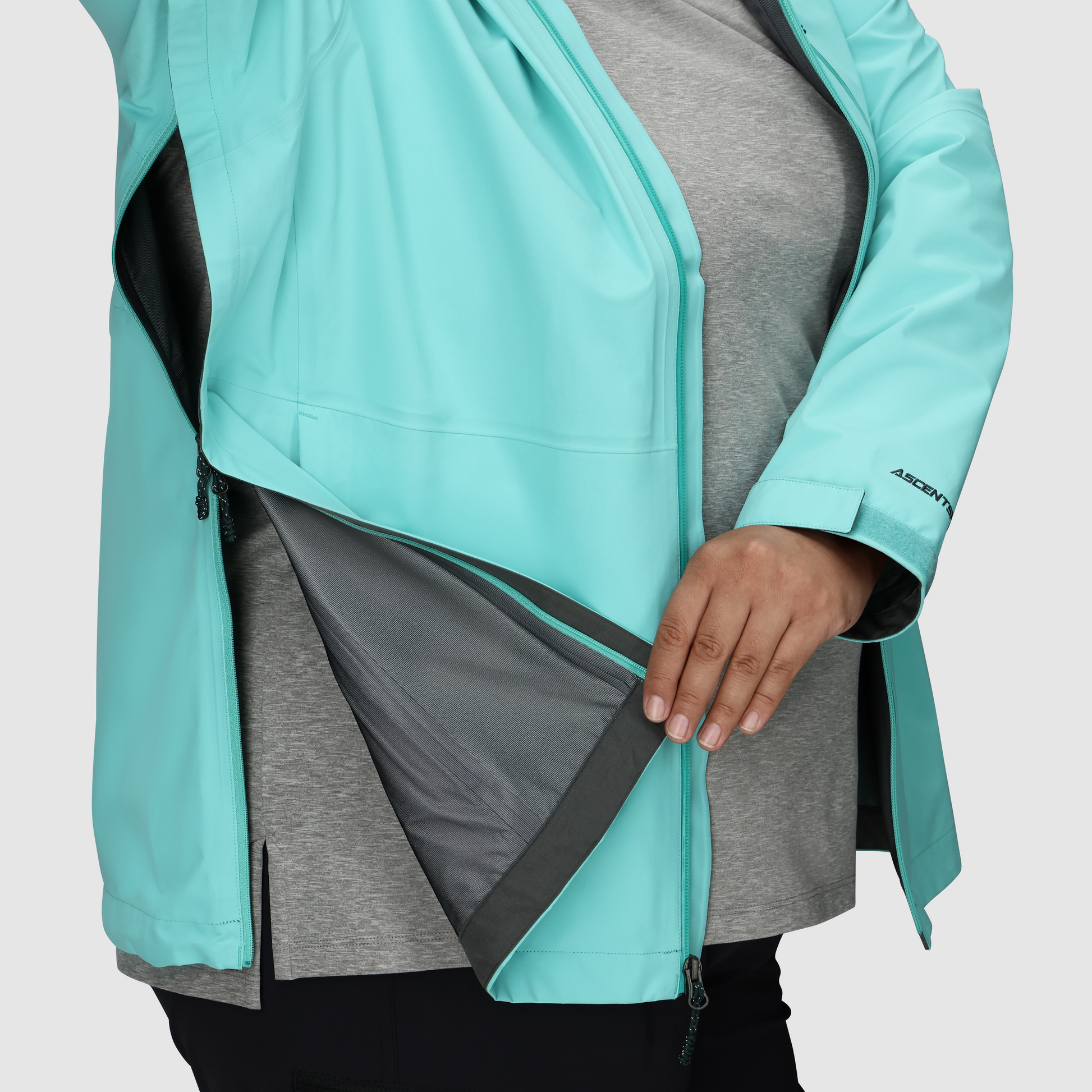 B13 :: TorsoFlo Venting / This famous feature lets out excess heat thanks to two-way zippers that run from the pit to the hem of your jacket.