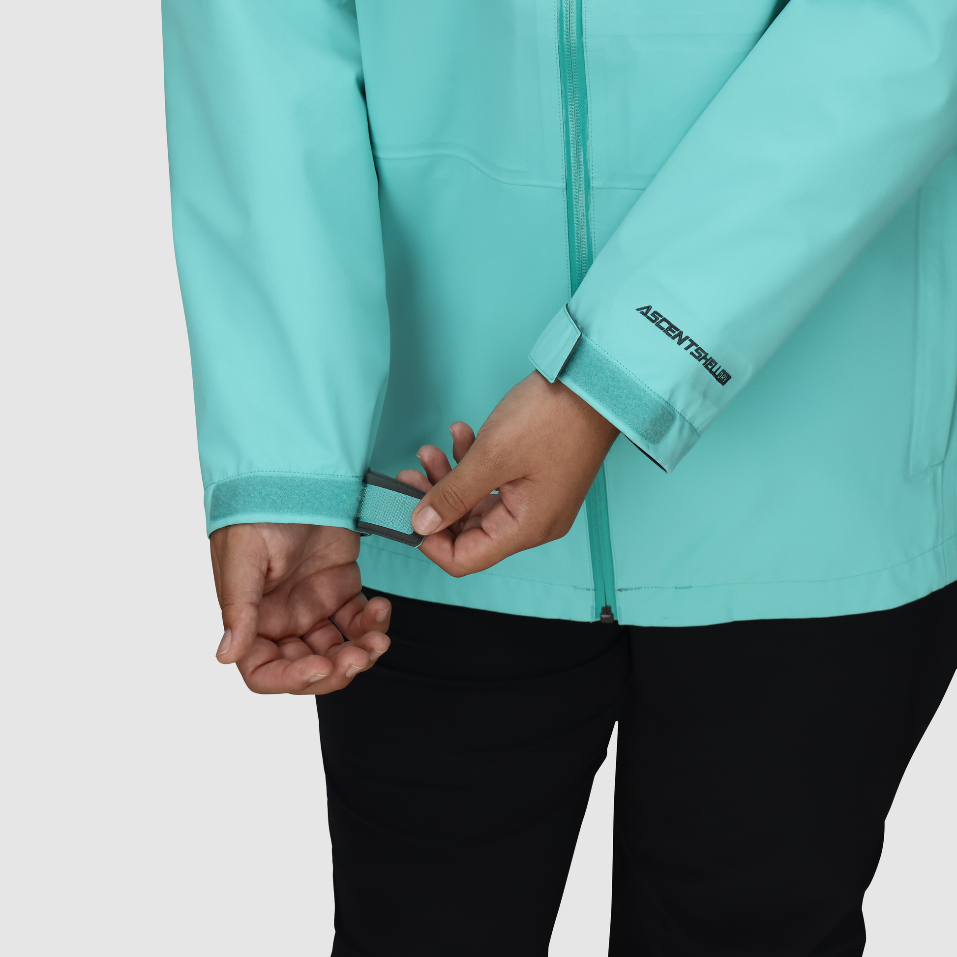 B15 :: Adjustable Cuffs / Easily adjustable wrist cuffs can be worn tight to seal out weather, or loosened up to accommodate large gloves.
