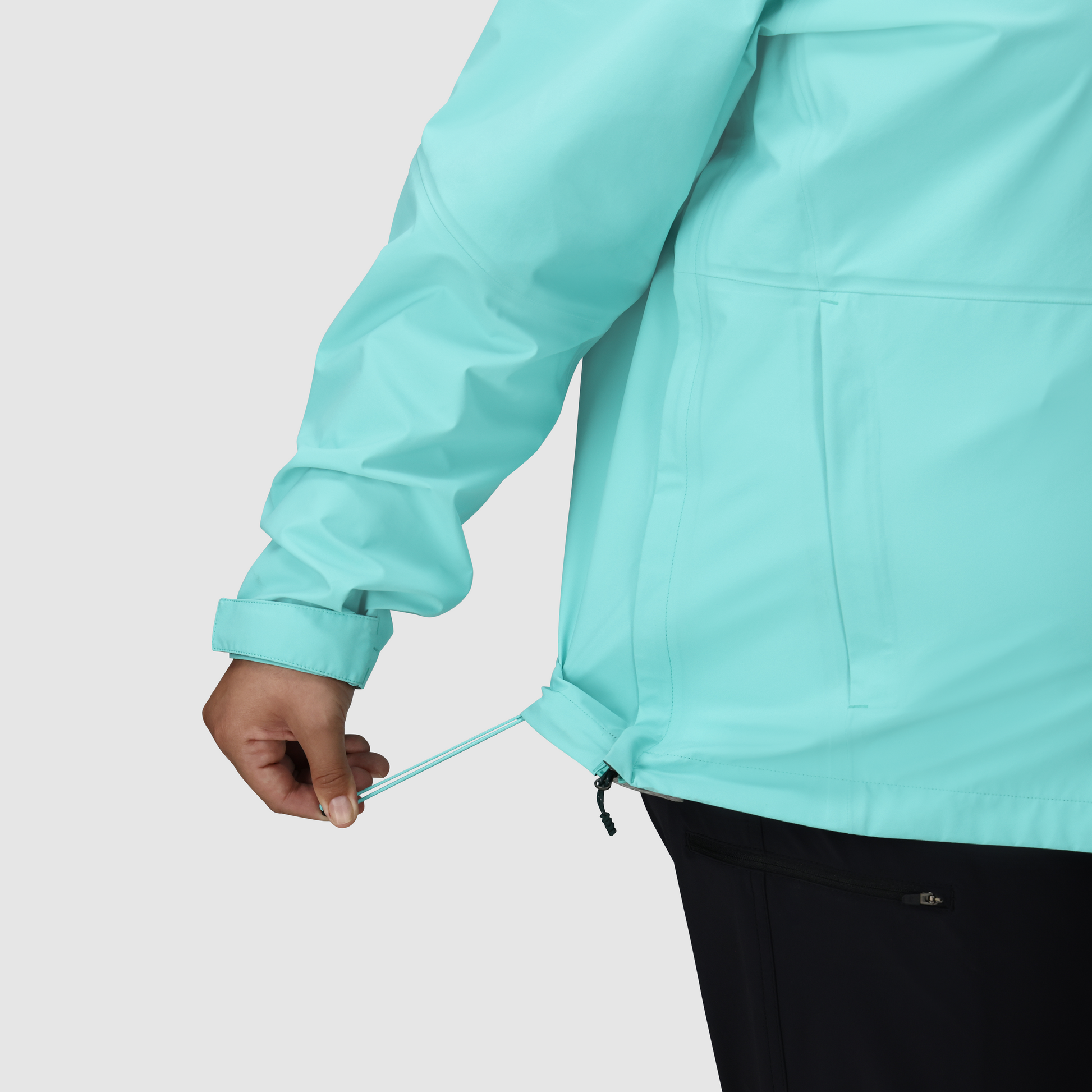 B16 :: Adjustable Drawcord Hem / Cinch the easily-adjustable drawcord at your hem to hold in excess fabric for a snugger fit.
