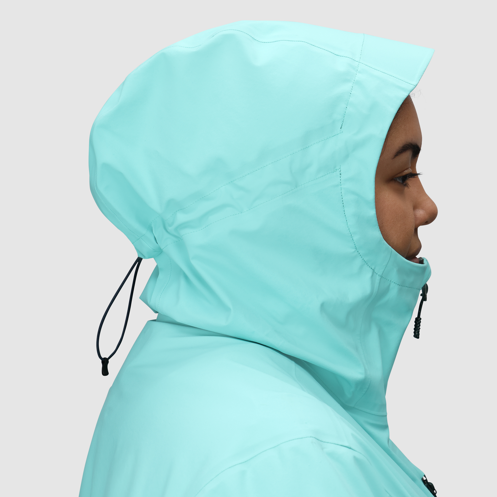 B4 :: Adjustable Hood / Front and back adjustments for a perfect fit.