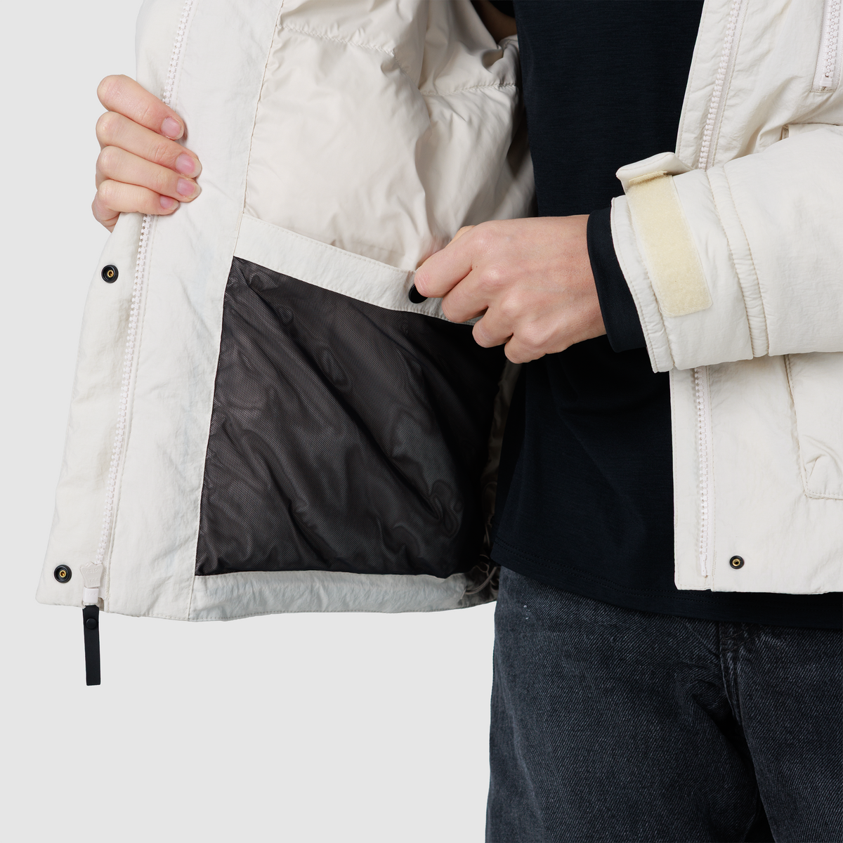 B0 : Interior Stash Pocket / Stash your gloves, electronics, and other valuables in these hidden pockets to keep them warm and close at hand.